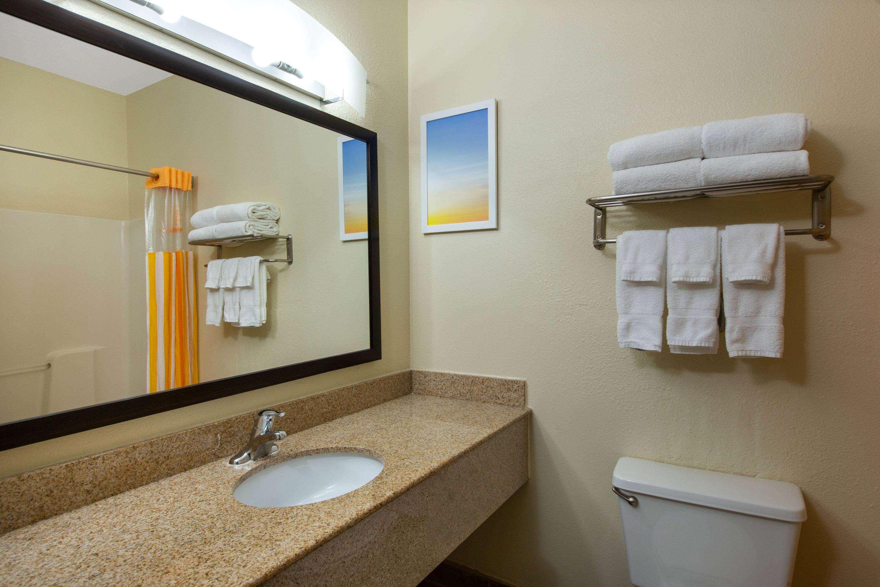 La Quinta Inn By Wyndham Lincoln Exterior foto